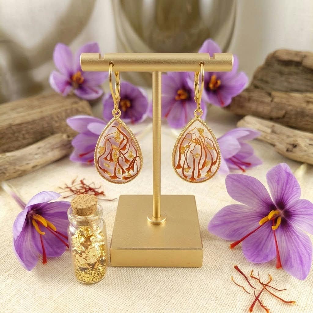 Boucles d'oreilles artisanales en véritables filaments de safran et résine – Sèves Design Natura